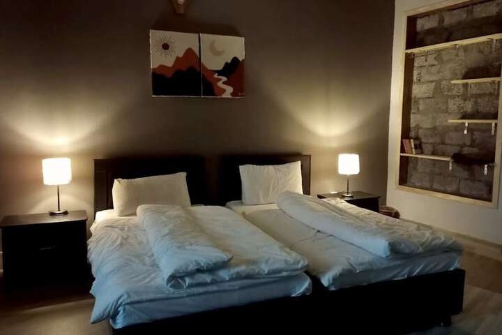 Room 9 of 16