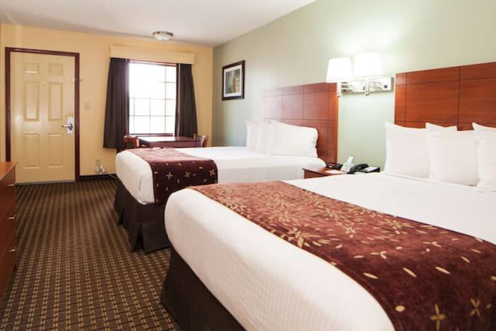 2 Double Beds High Speed Internet, Microwave, Refrigerator, Coffee Maker Iron Hair Full Breakfast (7 of 8)