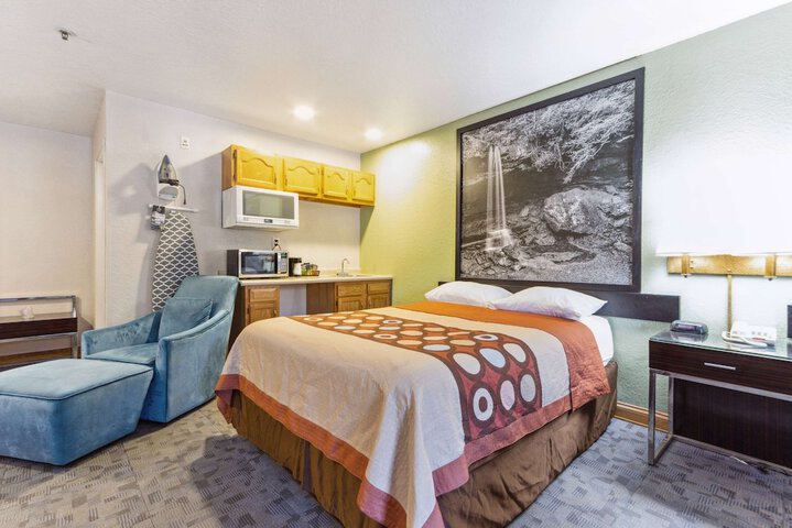 1 Queen Bed Accessible Room (15 of 20)