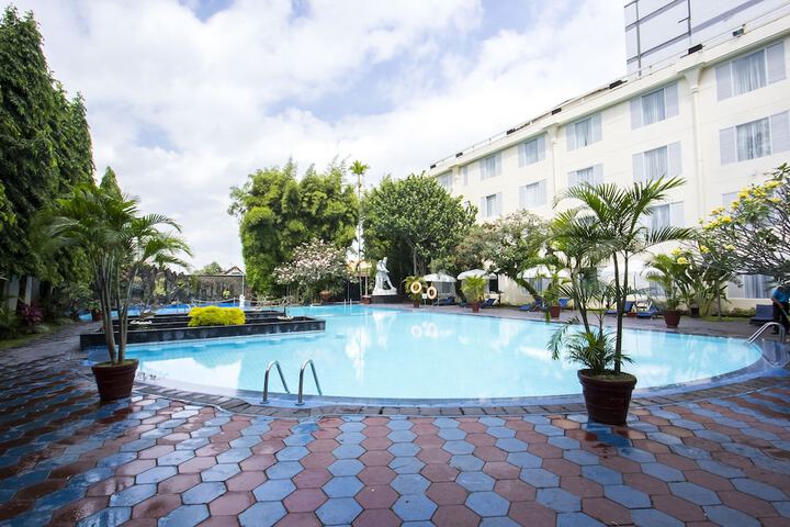 Hotel with Pool