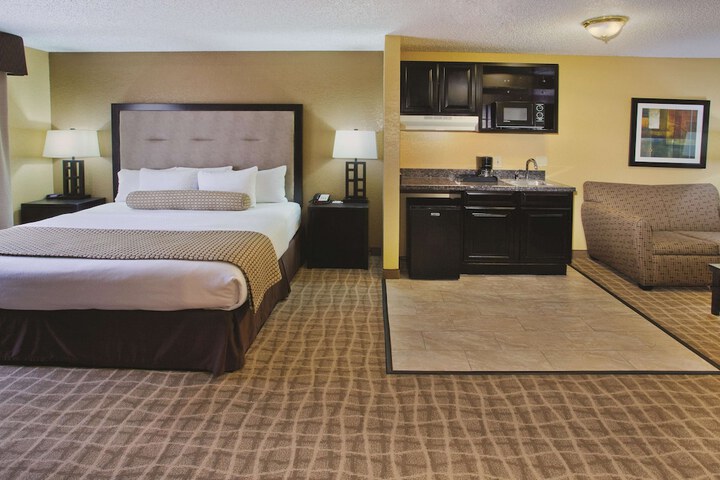 1 King Bed (4 of 32)