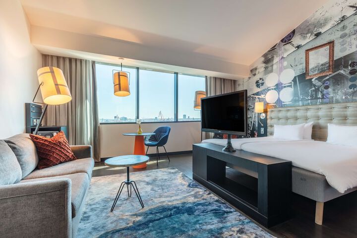 Room 13 of 214