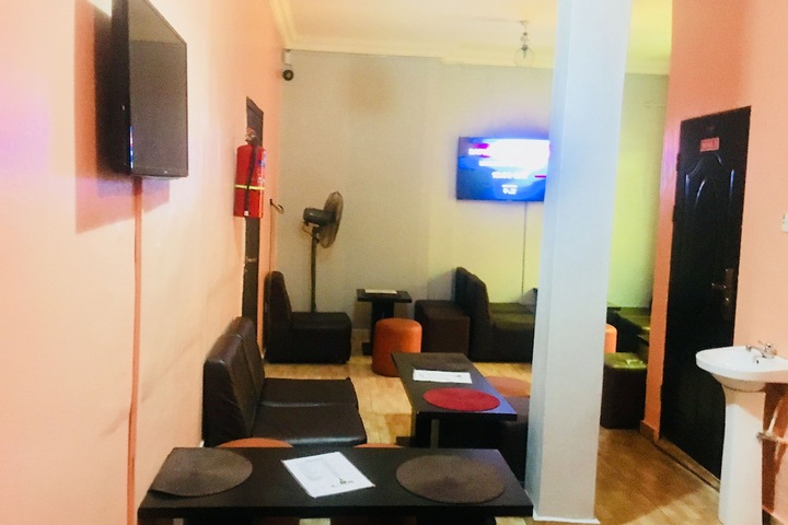 Lounge 23 of 25
