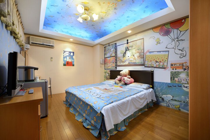 Room 6 of 8