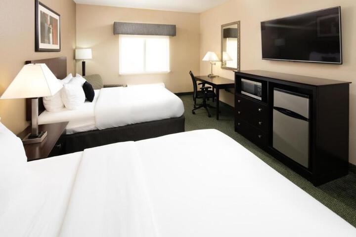 2 Queen Beds (2 of 6)