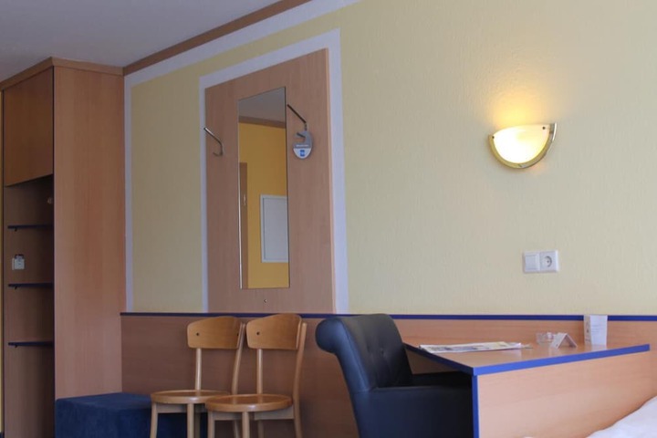 Room 19 of 34