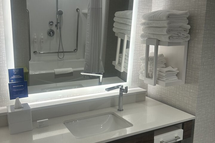 2 Queen Beds Hearing Accessible (28 of 28)