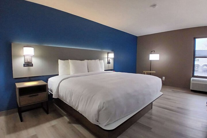 1 King Bed (2 of 21)
