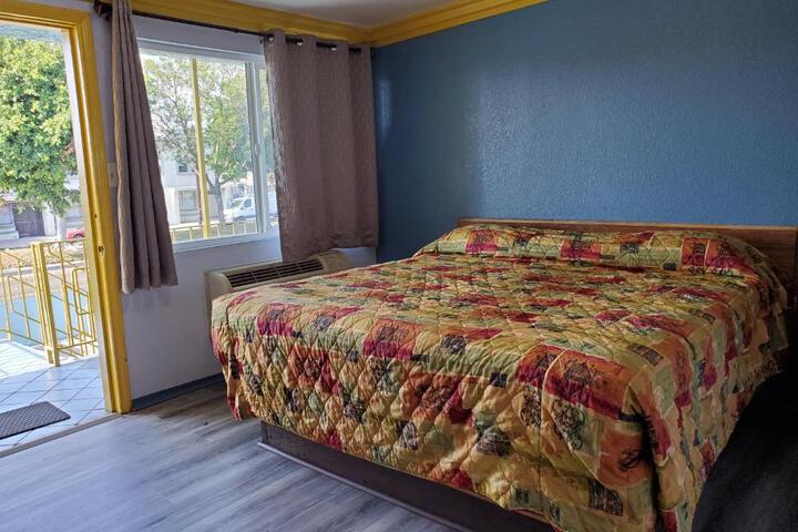 1 King Bed (6 of 9)