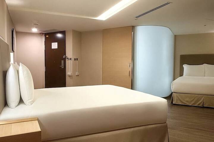 Room 10 of 42
