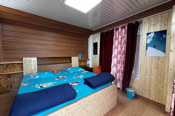 Room 3 of 143