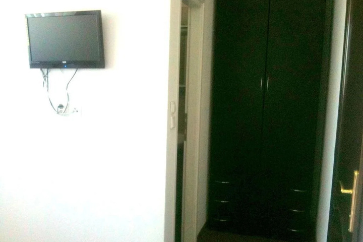 Room 5 of 9