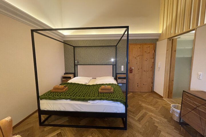 Room 58 of 221