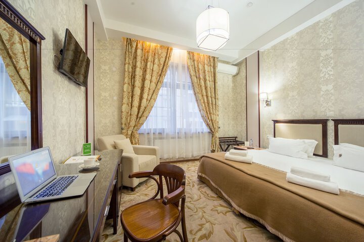 Room 8 of 33