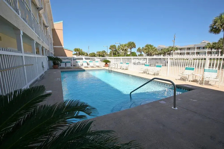 Hotel Pool