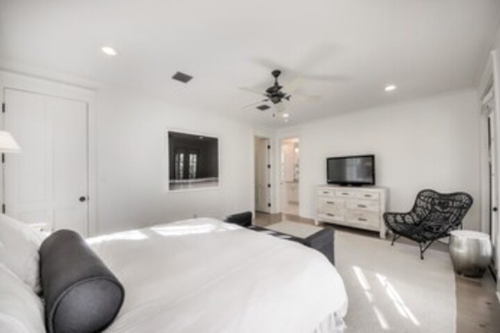 Room 25 of 33