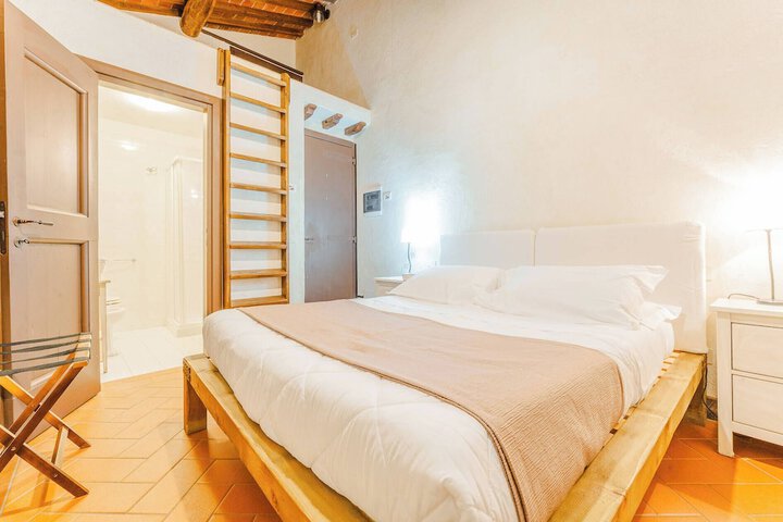 Room 9 of 25