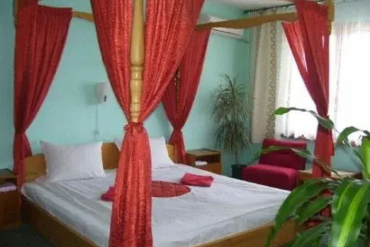 Room 6 of 16