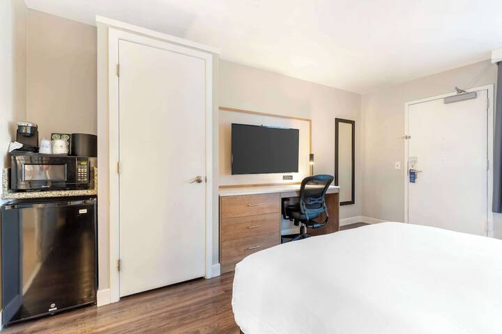 1 Queen Bed Exterior Accessible Microwave and Refrigerator Full Breakfast (14 of 22)