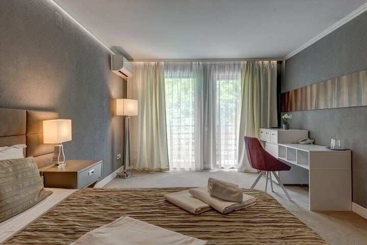 Room 11 of 34