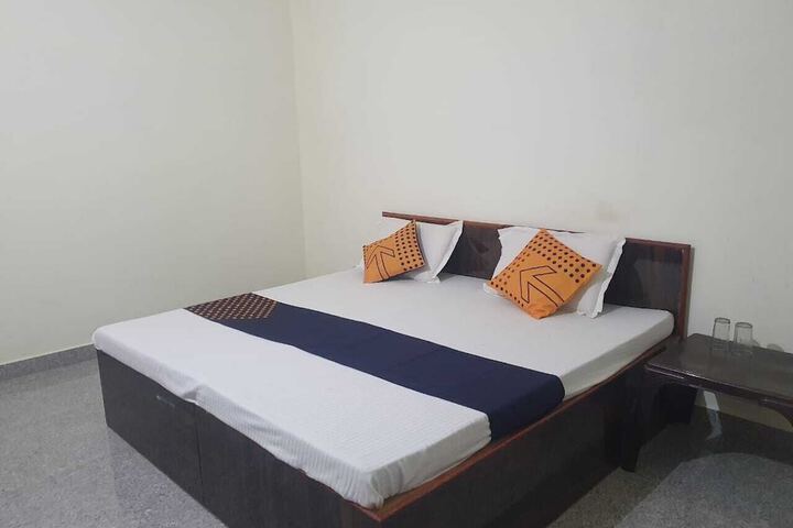Room 4 of 13
