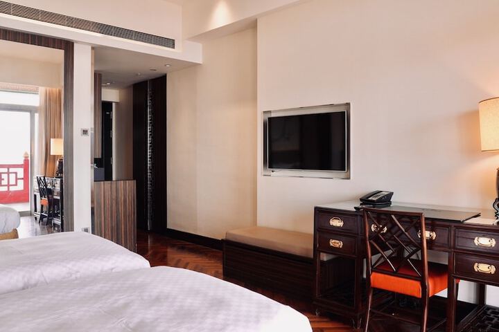Room 12 of 82