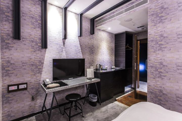 Room 17 of 89