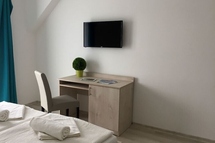 Room 6 of 16