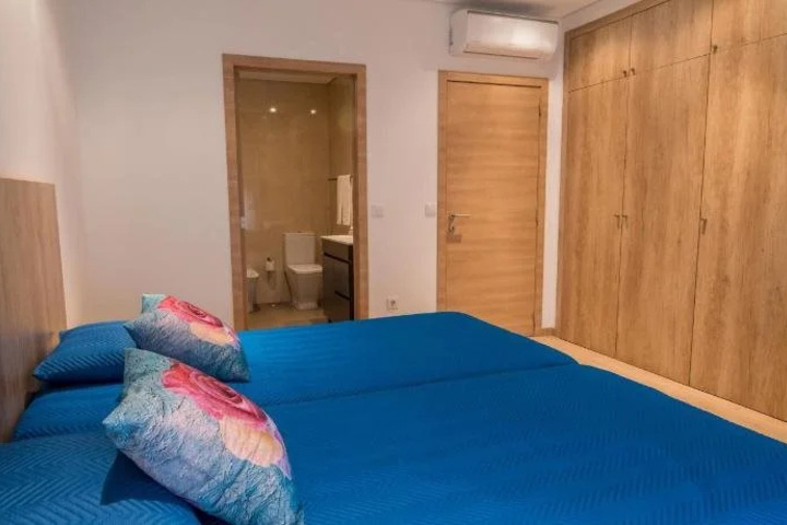 Room 4 of 25