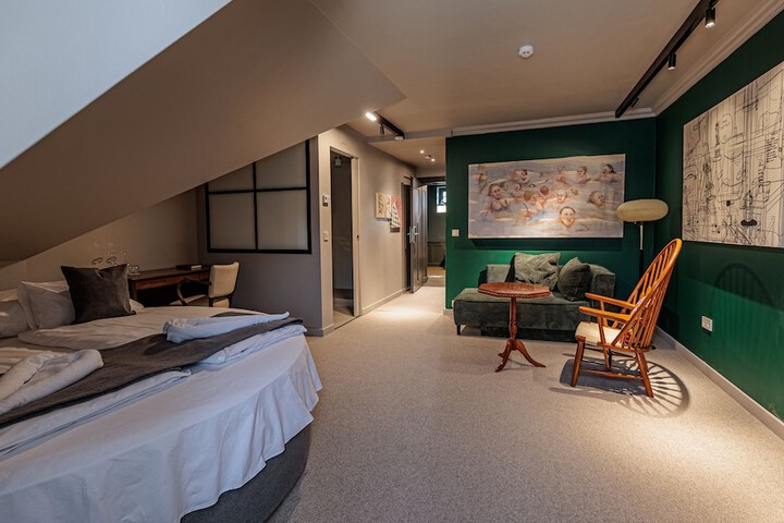Room 27 of 103
