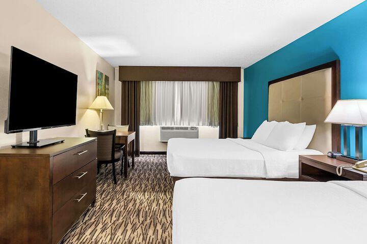 1 Queen Bed Shower Microwave and Refrigerator Flat Screen Television High Speed Internet Accessible Full Breakfast (7 of 20)