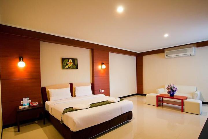 Room 8 of 33