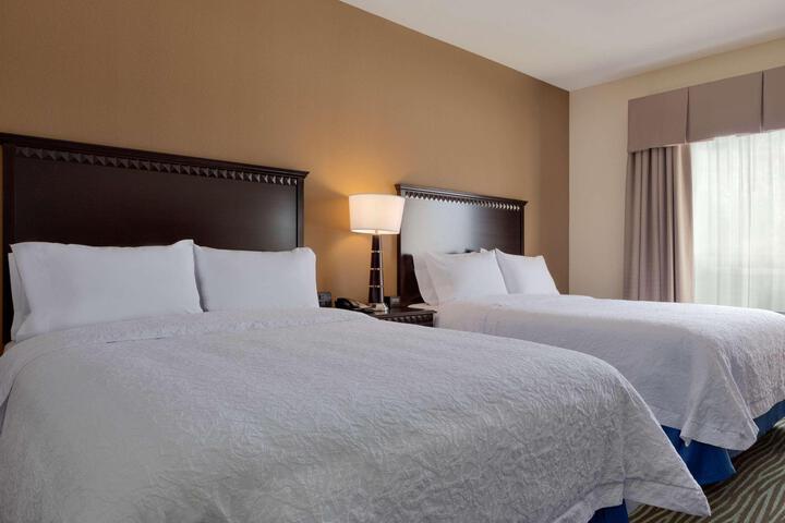 2 Queen Beds Hearing Accessible (1 of 5)