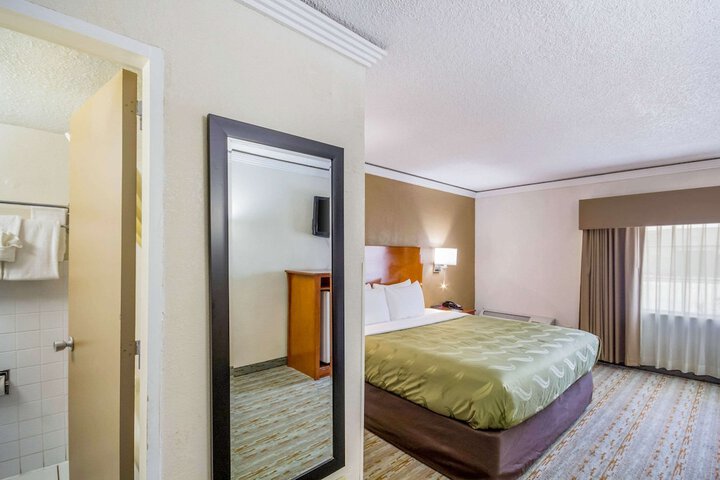 1 King Bed (8 of 8)