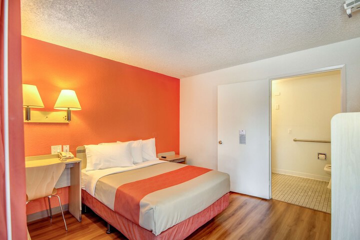 1 Queen Bed (5 of 11)