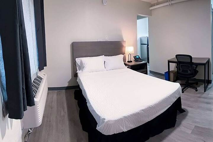 1 Full Bed Deluxe Studio Suite (1 of 16)