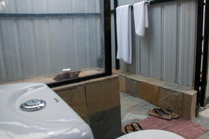 Room 6 of 13
