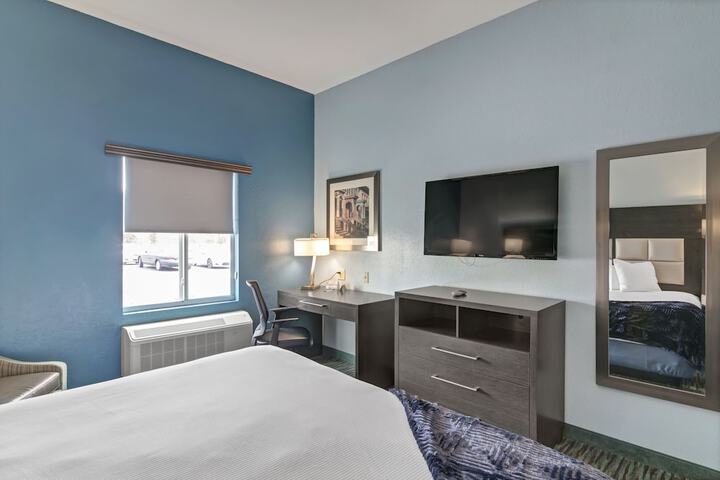 1 King Bed Accessible (11 of 17)
