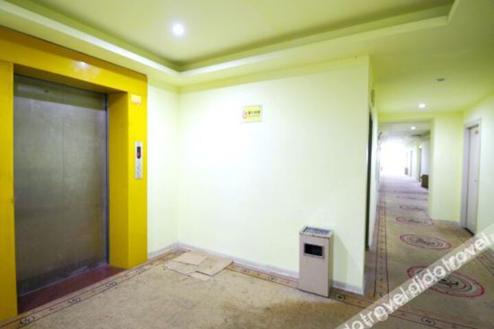Jiu 8 Hotel (Jinjiang Jinghai Road)