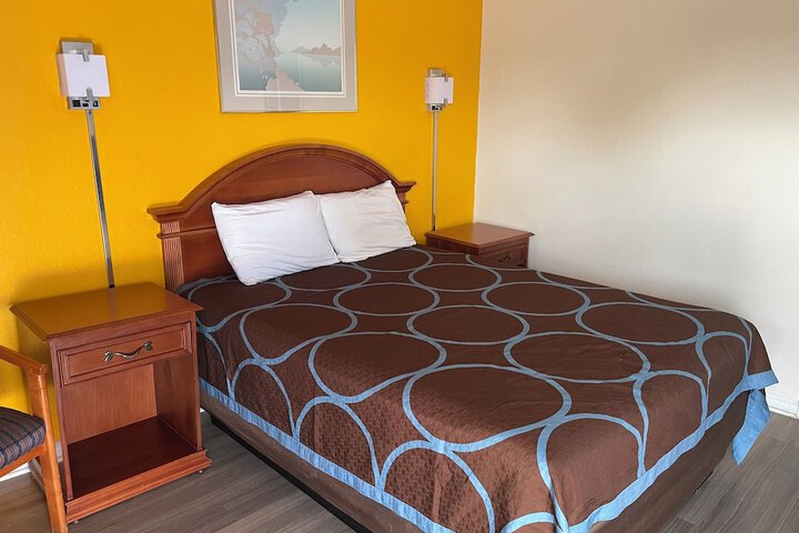 Room 6 of 17