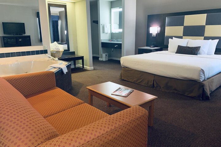 1 King Bed Desk Microwave and Refrigerator High Speed Internet Accessible Coffee Maker, Hairdryer Full Breakfast (1 of 18)