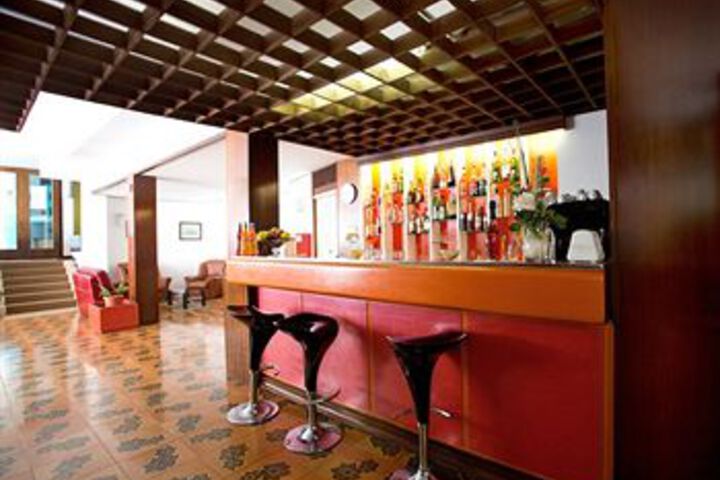Lounge 22 of 29