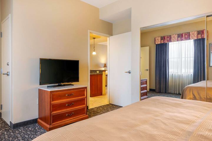 1 King Bed (17 of 21)