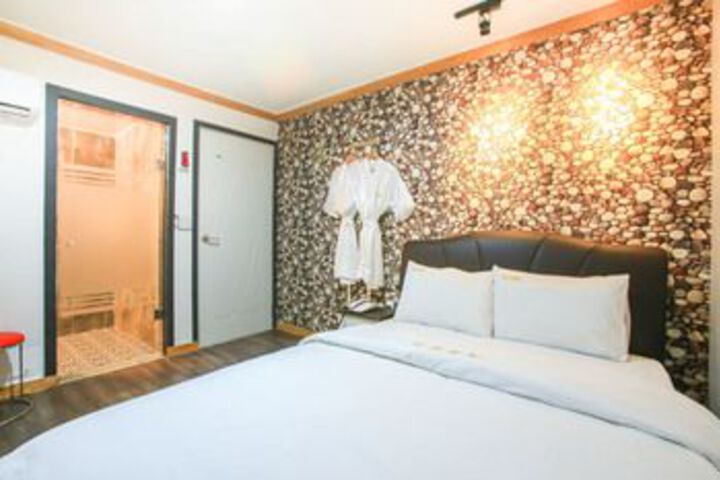 Room 12 of 37