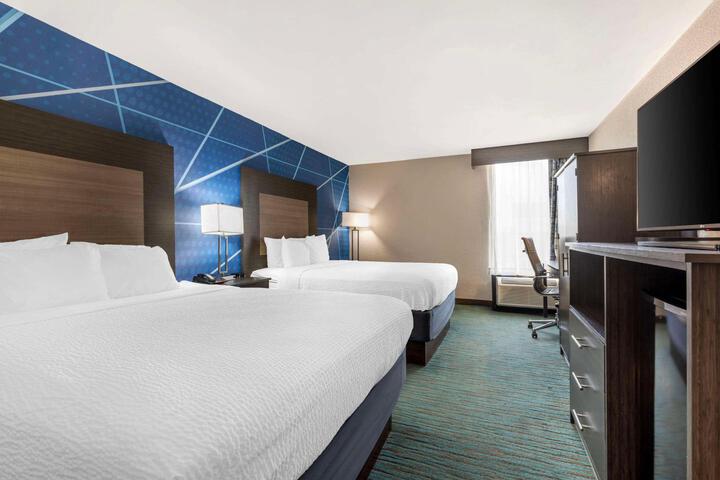 2 Queen Beds (2 of 7)