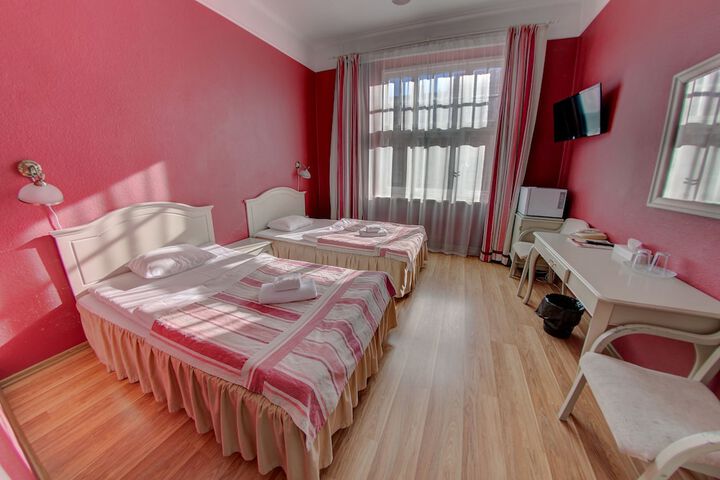 Room 43 of 272
