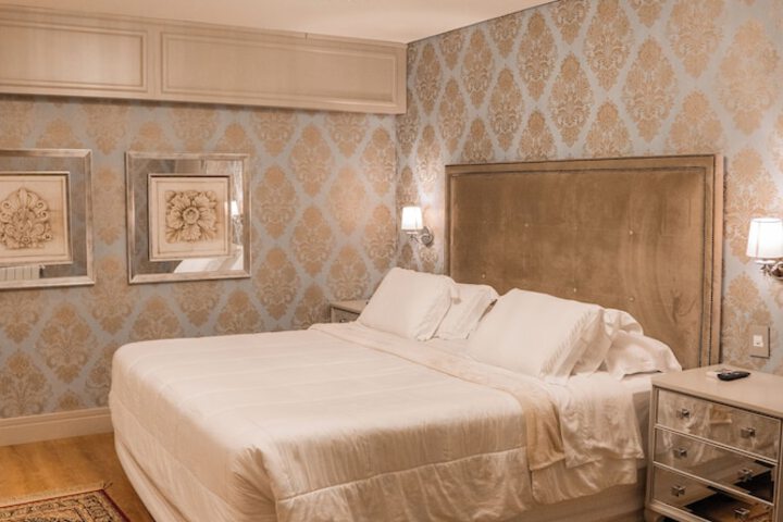 Room 18 of 108