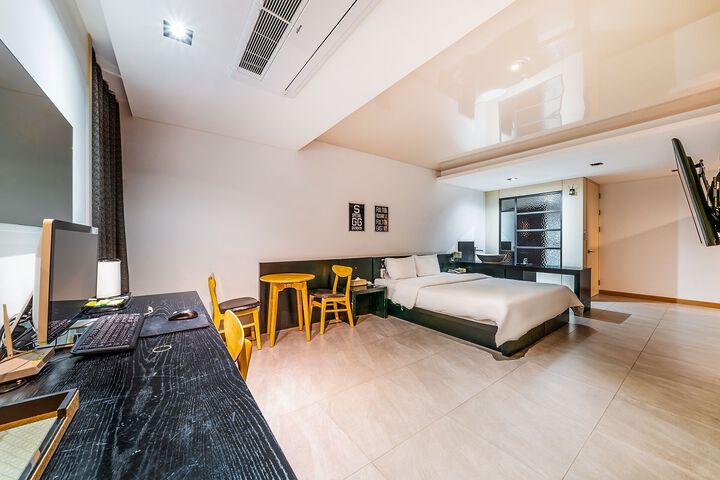 Room 105 of 176