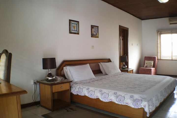 Room 9 of 32