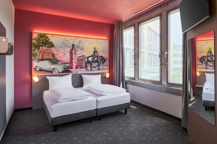 Room 9 of 28
